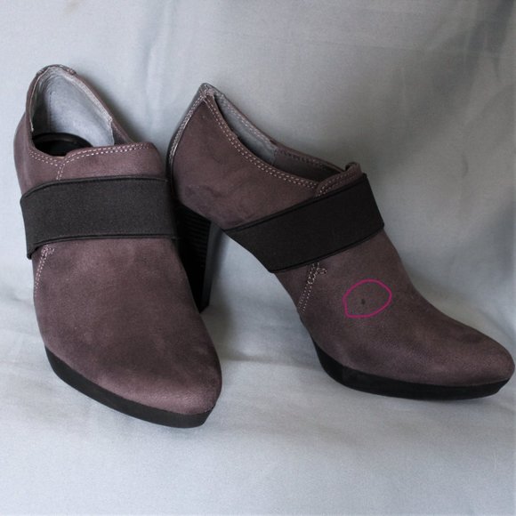 Dana Buchman Faux Suede Platform Heels - Picture 5 of 5